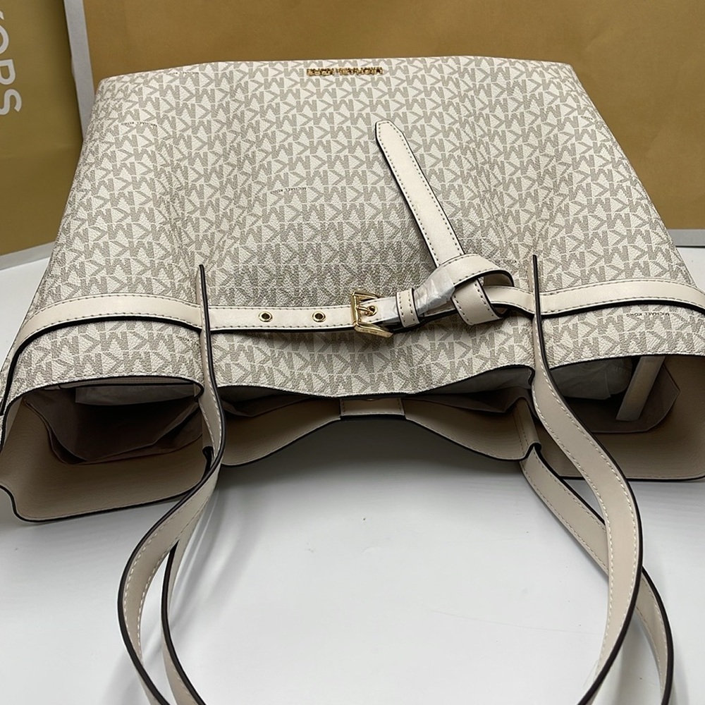 Michael Kors Emilia Large Logo Tote Bag 
COLOR LT CRM MULTI
NWT - Picture 6 of 16